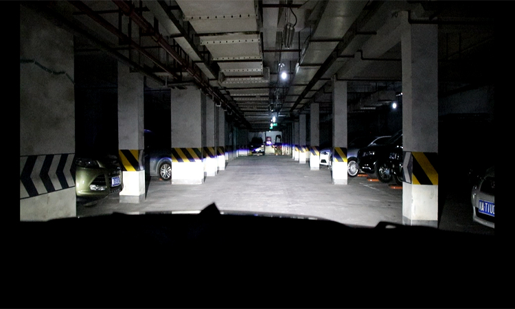 成都天一車燈格界LED雙光透鏡近光實(shí)拍