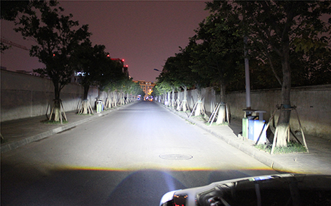 成都天一改車燈LED雙光透鏡遠光實拍