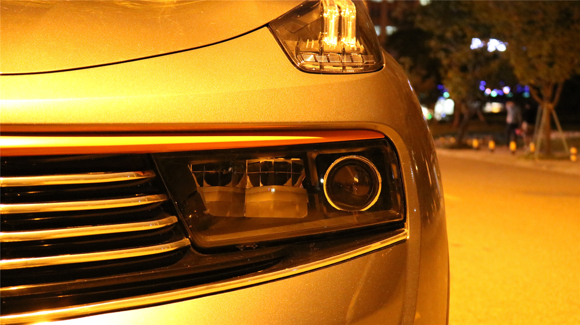 成都天一車燈改裝領(lǐng)克01大燈改裝米石三周年LED透鏡效果展示